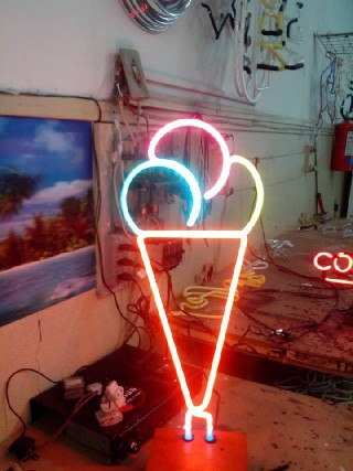 Foto 1 - Neon personalizado fachada luminosa