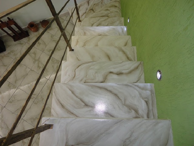 Escadas com pintura marmorizada